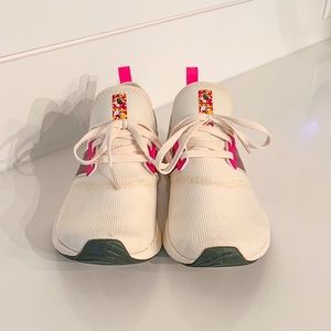 Women’s 6.5 New Balance running/walking shoes.
